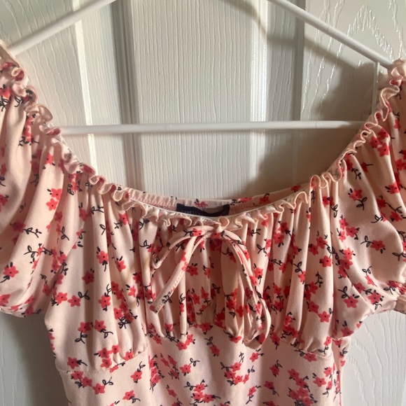 Pink mini dress with flowers all over. Size medium with a bow in the front. - Picture 3 of 10